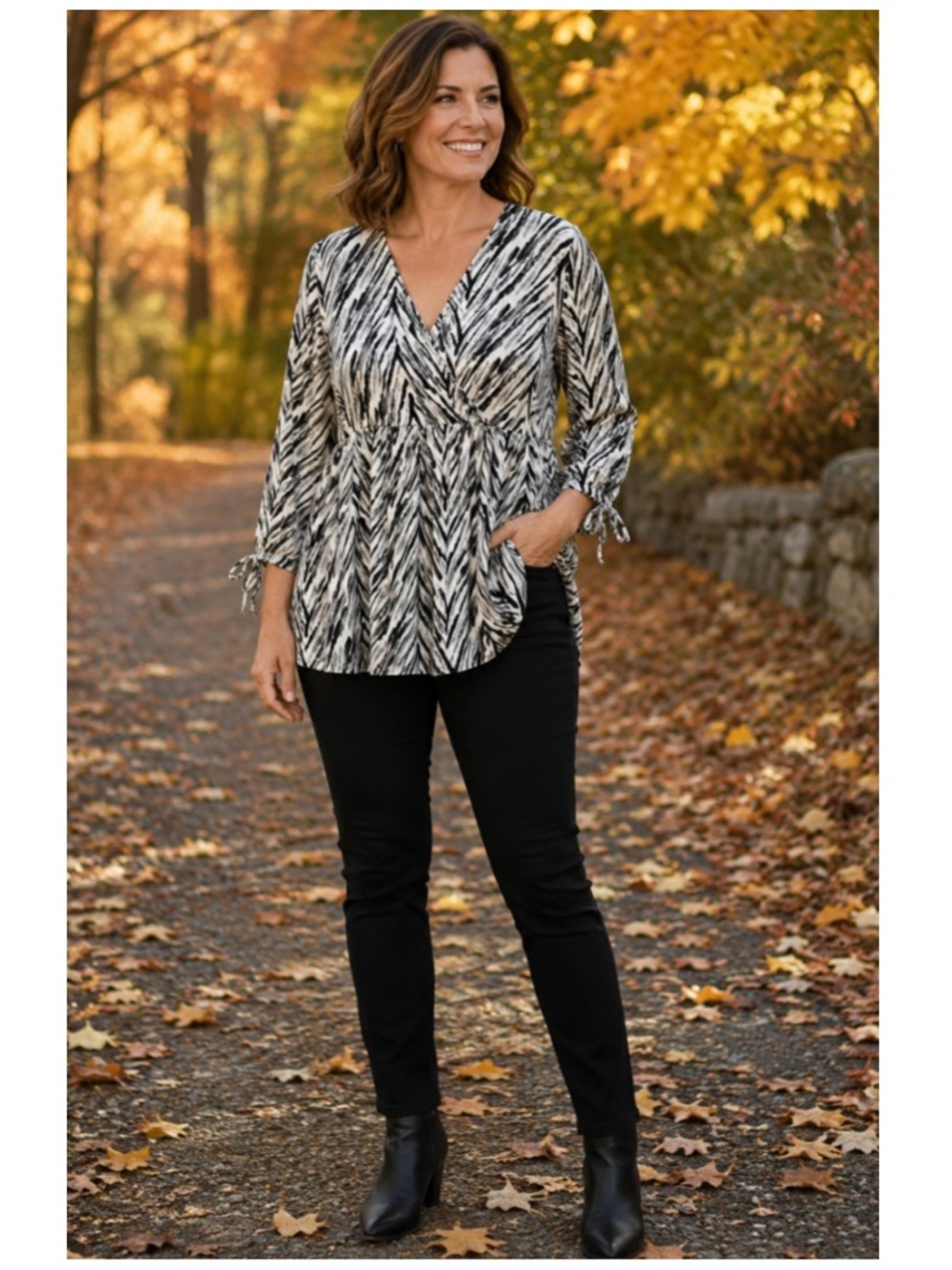 🎄 ABSOLUTELY FAMOUS White, Black Gray Smock Style V-neck Top NWT 3X
